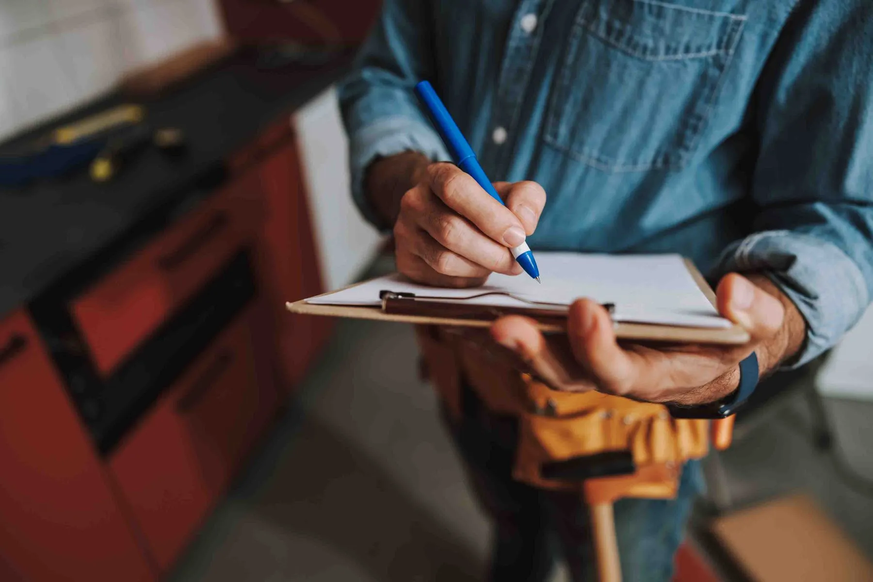 Notizen bei Reparaturarbeiten machen