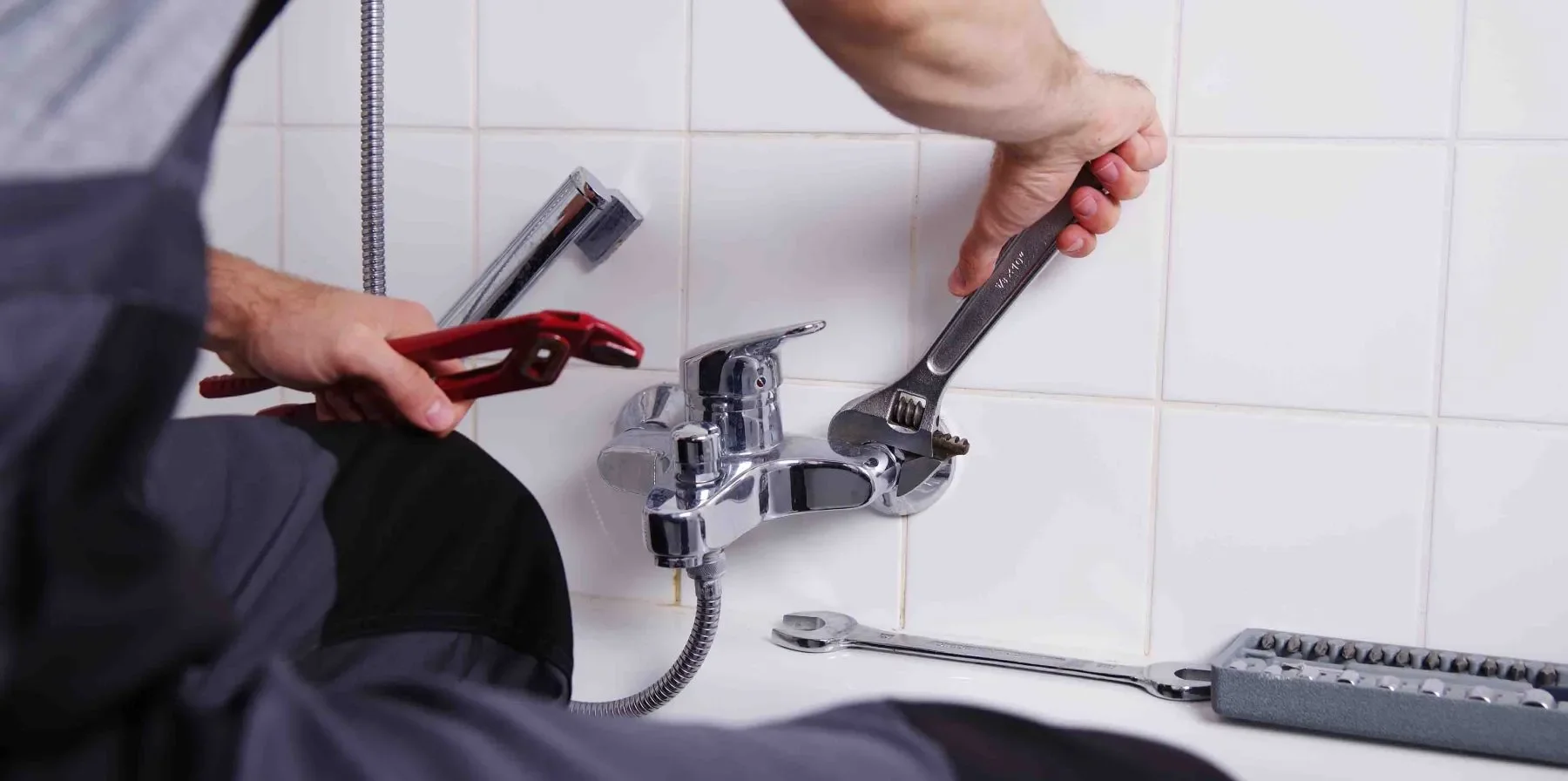 Installateur bei der Arbeit in einem Badezimmer